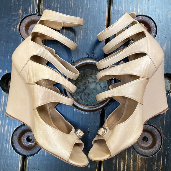 Chloe Strappy Multi Buckle Wedge Samdal - Picture 2 of 9